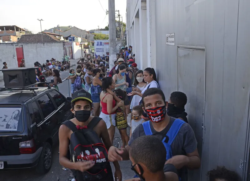 A escola distribuiu cerca de mil e quinhentos saquinhos de doces