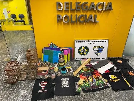 Com ele foi apreendido  material para confecção de balões, carretéis de linha chilena e pássaros da fauna silvestre