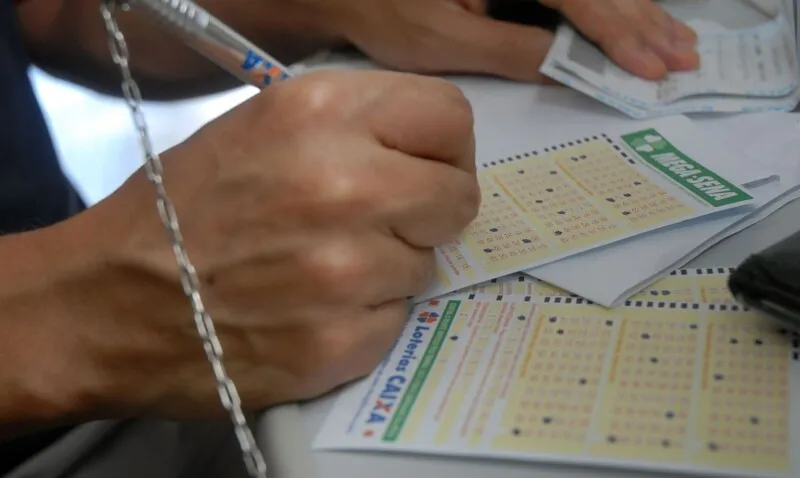 A aposta custa R$ 2,50 e a pessoa deve escolher entre 15 a 20 números dentre os 25 disponíveis no volante