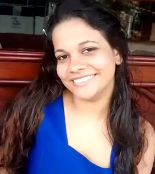 A jovem tinha 25 anos e estava indo trabalhar com o filho na hora do tiroteio 