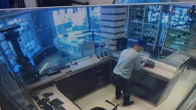 Roubo foi gravado pelo sistema interno de câmeras da loja