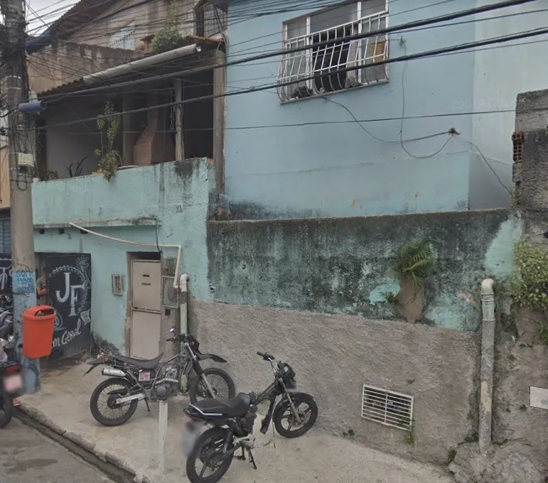 Policiais estiveram no local para periciar a cena do crime