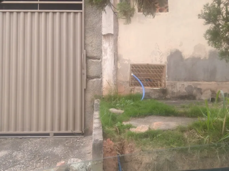 Moradores do bairro mostram as tubulações inutilizadas