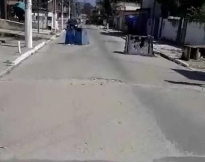 Barricadas foram colocadas próximo a um posto de saúde da região