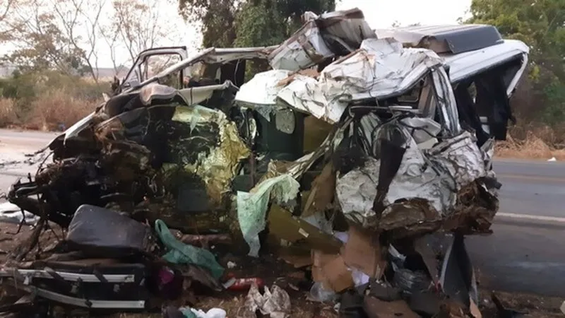 O motorista da van tentou desviar de uma árvore em chamas