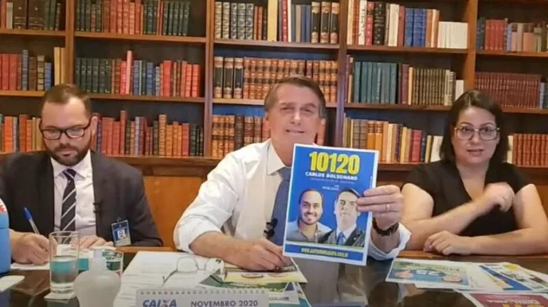 O filho Carlos foi um dos candidatos apoiados por Bolsonaro na live