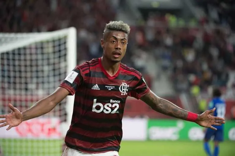 O jogador se prepara para a partida de hoje (17)