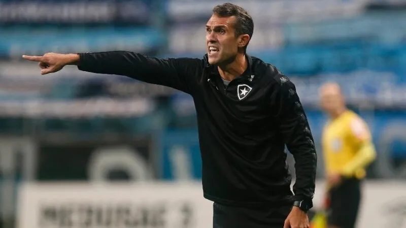 Ele recebeu convite para continuar na equipe como integrante da comissão técnica