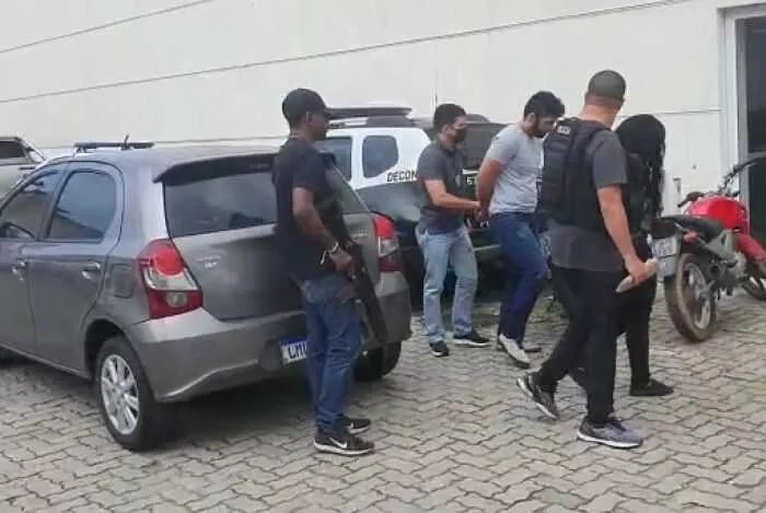 Casal foi preso ao tentar repassar carro roubado para um policial militar