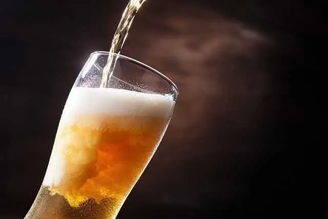 Adolescentes bebem mais fora de casa que adultos