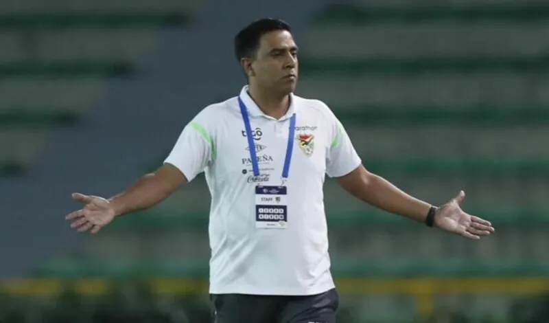 O técnico comanda a  seleção boliviana