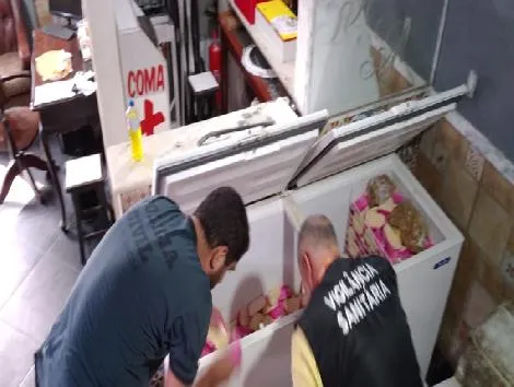 Imagem ilustrativa da imagem Polícia Civil estoura depósito com mais de 400 quilos de comida estragada