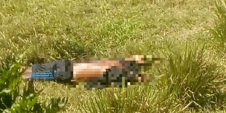 O corpo foi encontrado com marcas de tiro 