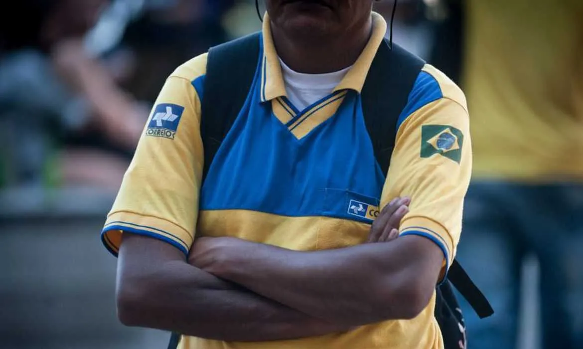 Eles pedem por melhorias nas condições de trabalho na pandemia, dentre outras coisas 