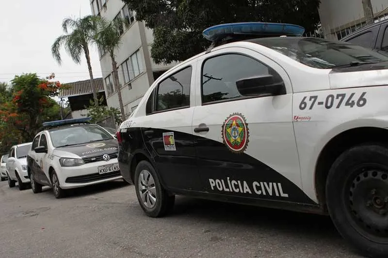 Policiais da Divisão de Homicídios de Niterói, Itaboraí e São Gonçalo (DHNISG) investigam o caso