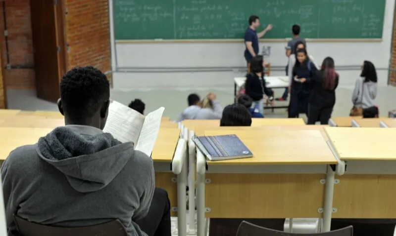 Imagem ilustrativa da imagem Estudantes com Fies podem suspender pagamentos até o fim da pandemia