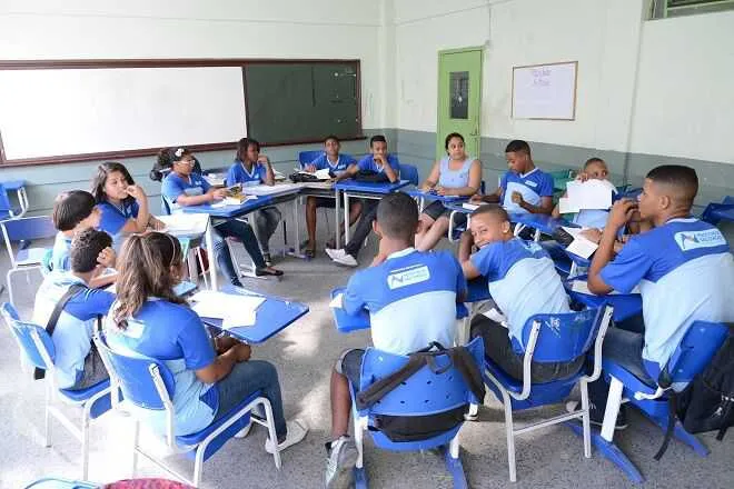Cerca de 225 unidades de ensino, municipais e estaduais, tentaram implementar o ensino à distância