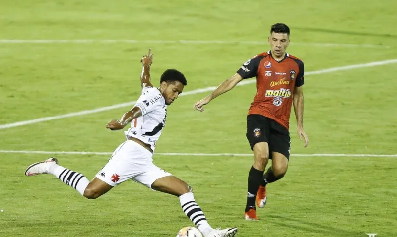 Adversário venezuelano quase não ameaçou o Vasco, que jogou com o regulamento e garantiu a vaga