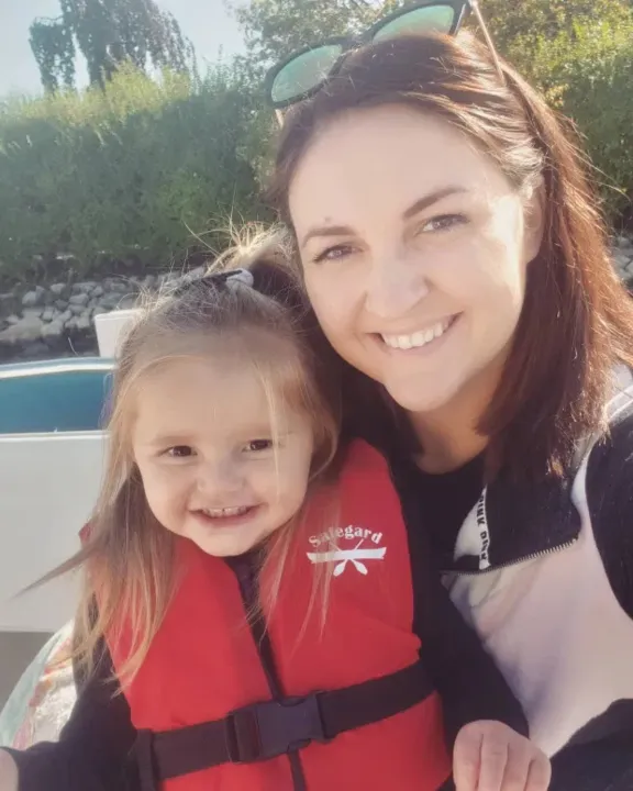 Emily tomou um susto com as fotos enviadas pela filha