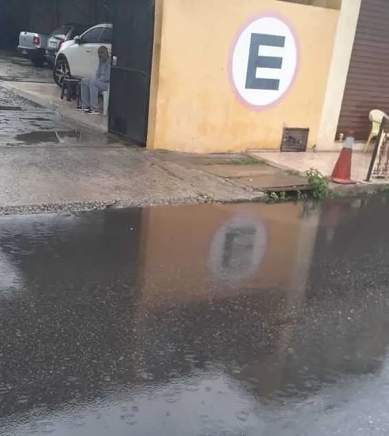 Moradores relatam que o vazamento tem causado problemas para os que possuem comércio próximo ao local