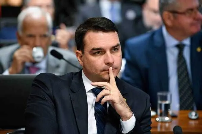 Senador está assintomático