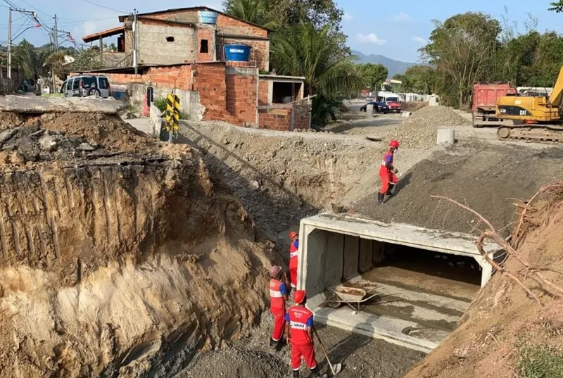 O trânsito no local deve permanecer interrompido até a conclusão do serviço