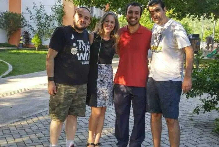 Fernanda e Gabriel (de vermelho) são dois dos três niteroienses que dão as caras no projeto
