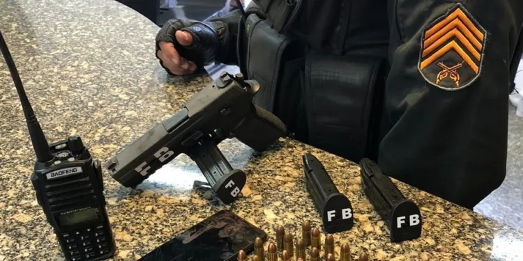 Junto com os homens, foi encontrada uma arma e carregadores