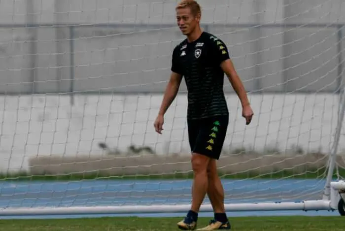 Meia japonês foi poupado do jogo de hoje