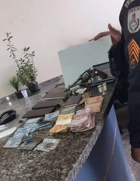 Homem estavam com um revólver calibre 32