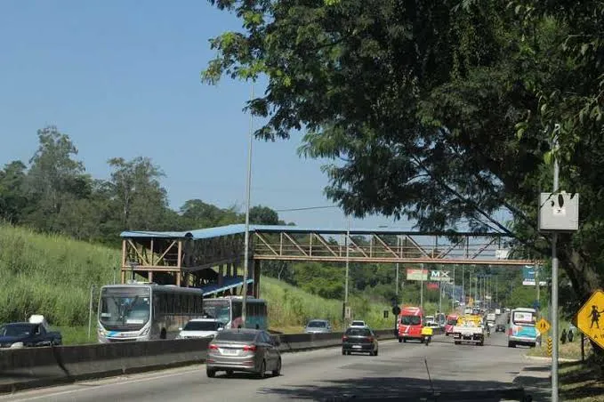 Devido ao acidente, duas vias foram interditadas