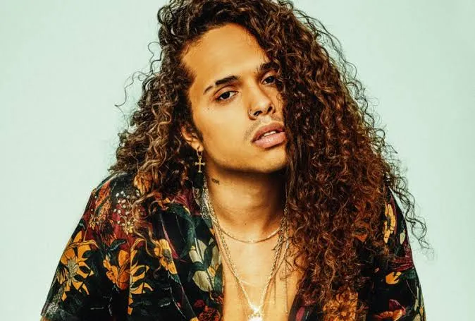 A dançarina que irá atuar com o cantor será revelada no próximo domingo