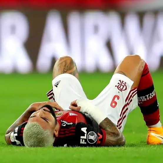 Depois de ser substituído o atleta foi levado para um hospital