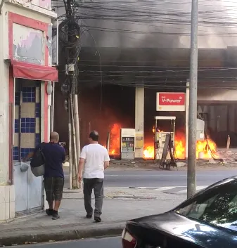 Carro pegou fogo dentro de posto de combustível, no Rio Comprido