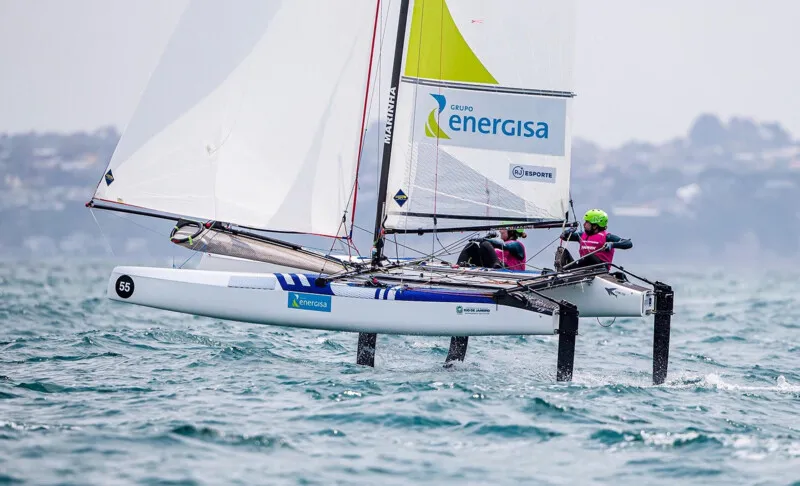sabel Swan na frente no barco