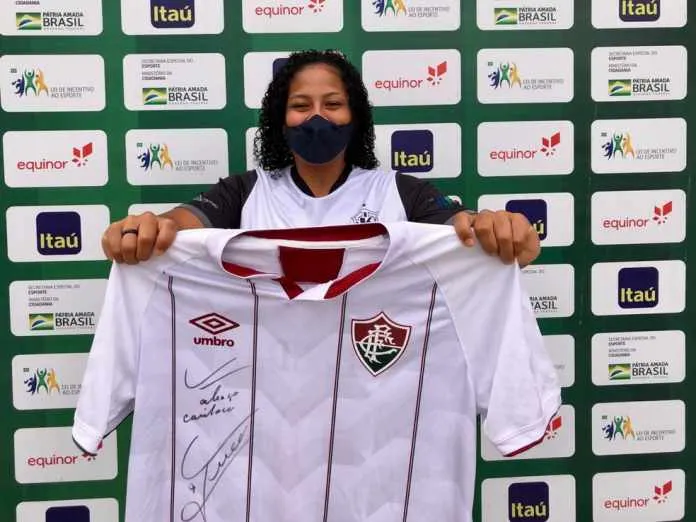Jovem moradora de Santa Izabel ganha camisa autografada por Fred