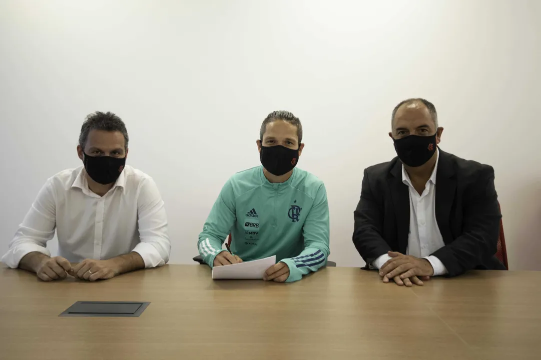 O atleta falou sobre a felicidade de renovar contrato com o clube