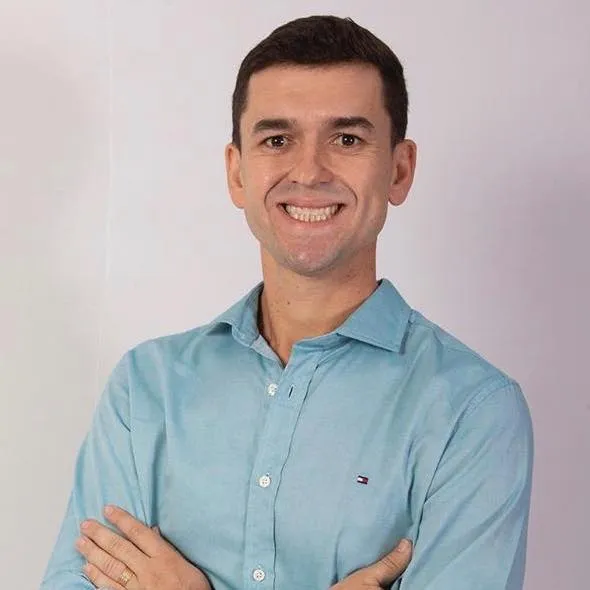 O candidato está com escoriações nas pernas