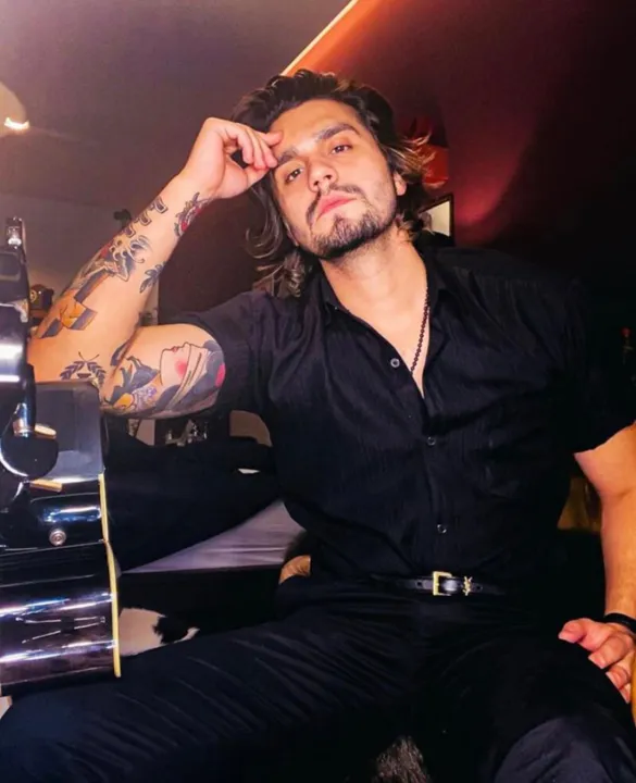 Luan Santana irá realizar um leilão com um de seus figurinos, além de vendas on-line de produtos em sua loja virtual 
