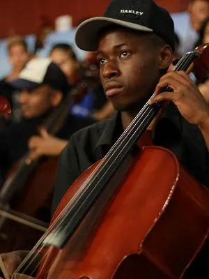 Luiz Carlos é violoncelista em Orquestra da Grota de Niterói
