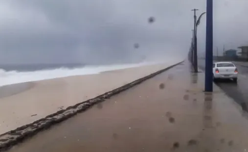 Mar invade calçadão de Itaiupuaçu nesta terça (22)