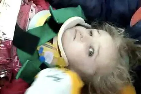Elif Perincek, de 3 anos, foi retirada debaixo dos escombros de um prédio após 65 horas 
