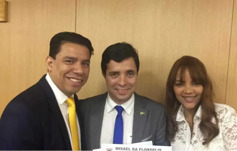 Vereador em São Gonçalo, Misael entre o pastor Anderson do Carmo e a deputada federal Flordelis