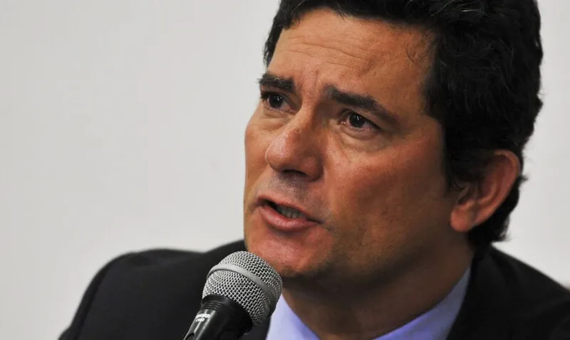 Imagem ilustrativa da imagem Justiça Federal manda soltar acusados de invadir celular de Moro