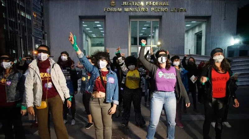 Mulheres participam de manifestação em apoio à jovem Mariana Ferrer