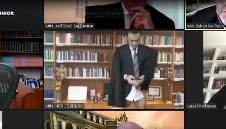 Ministro Néfi é flagrado sem calças em reunião