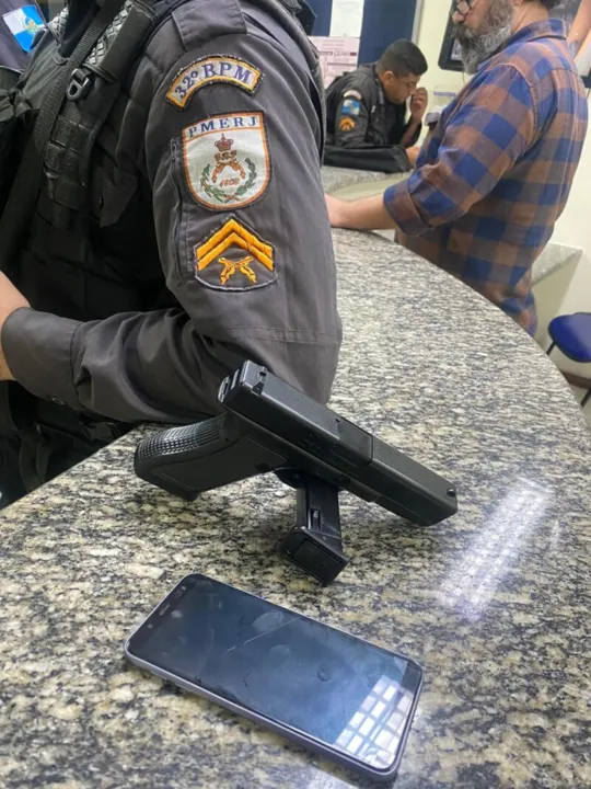 Simulacro de arma de fogo foi apreendido e o celular recuperado
