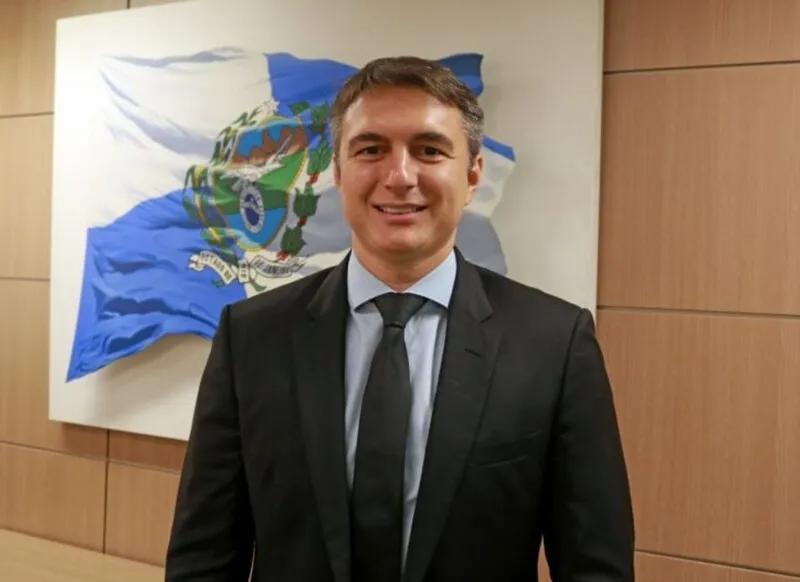 Ele é o secretário Estadual de Educação