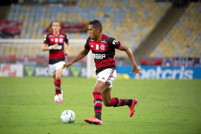 O jogador passou por exames que confirmaram a lesão