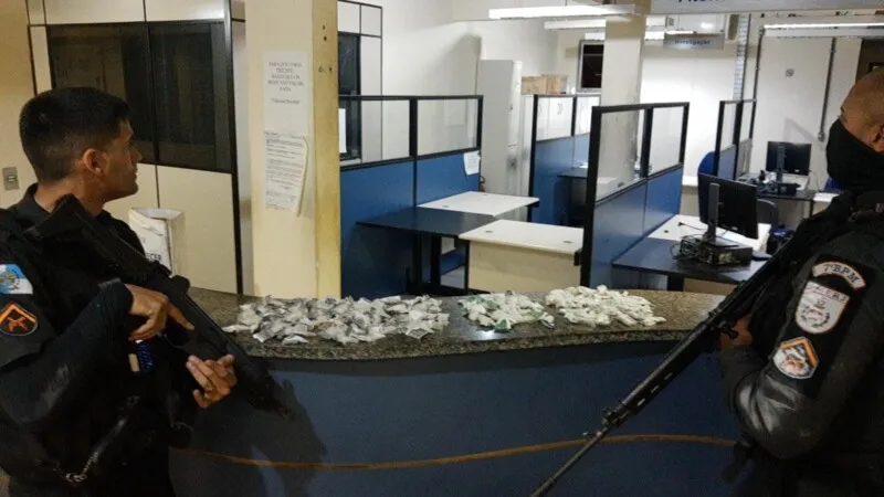 Homem, de 19 anos, estava com maconha e cocaína